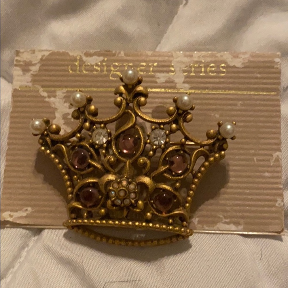Crown pin